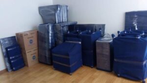 Embalaje de muebles con cobertores azul grueso.